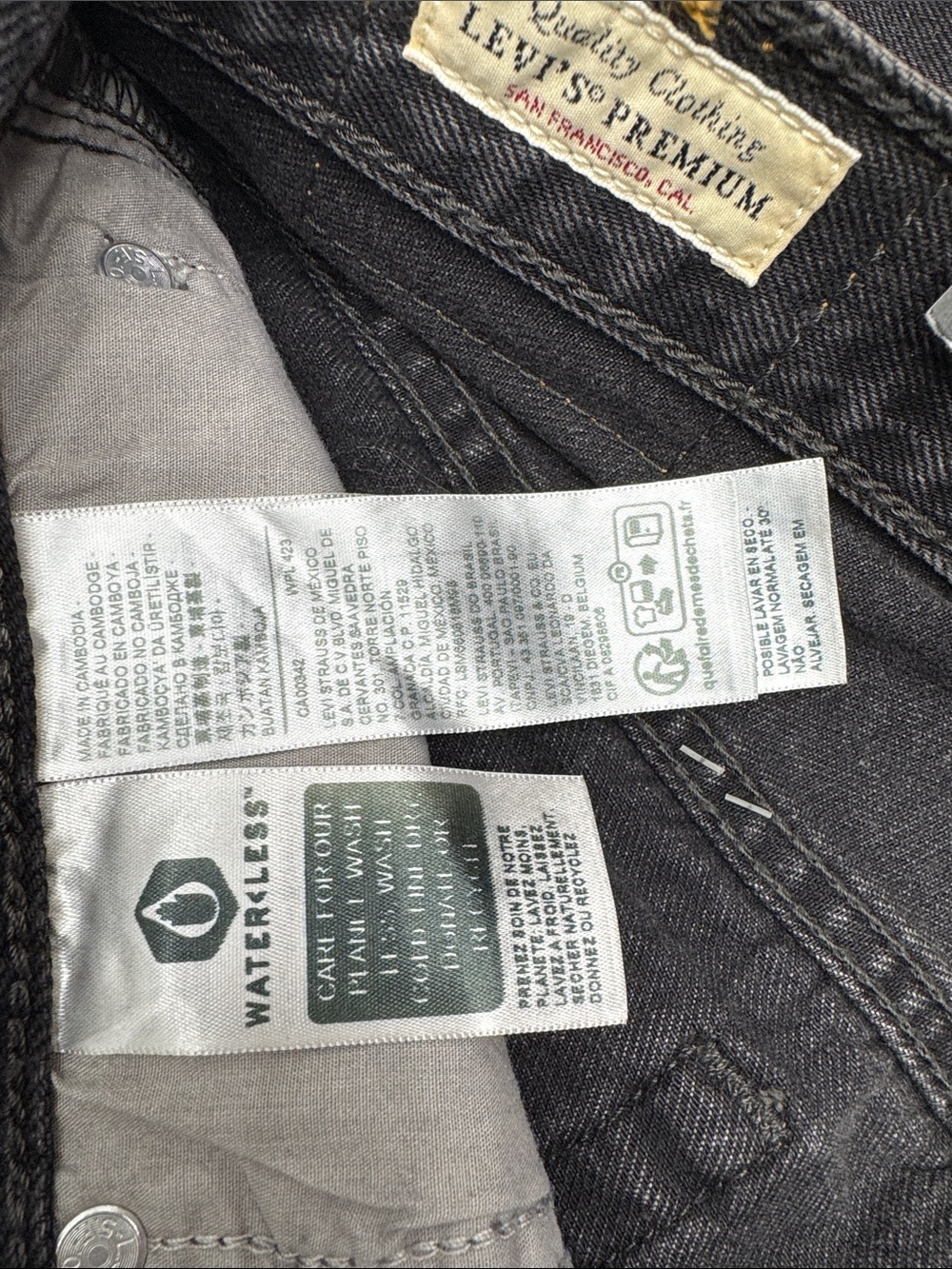 New Levi's Premium Wedgie Straight Waterless Black Distressed Knee Jean, Size 30 - Picture 12 of 14
